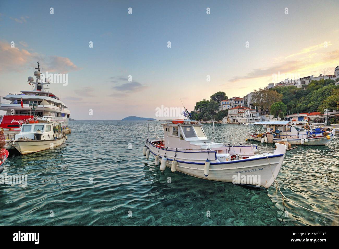 Le coucher de soleil sur le vieux port dans la Chora de l'île de Skiathos, Grèce, Europe Banque D'Images