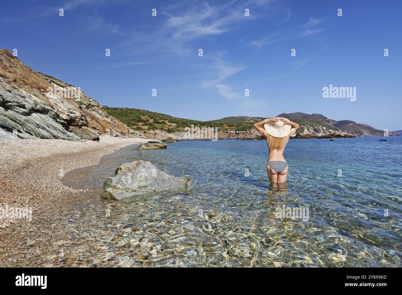 Jeune femme à la plage Stomio dans l'île d'Evia, Grèce, Europe Banque D'Images