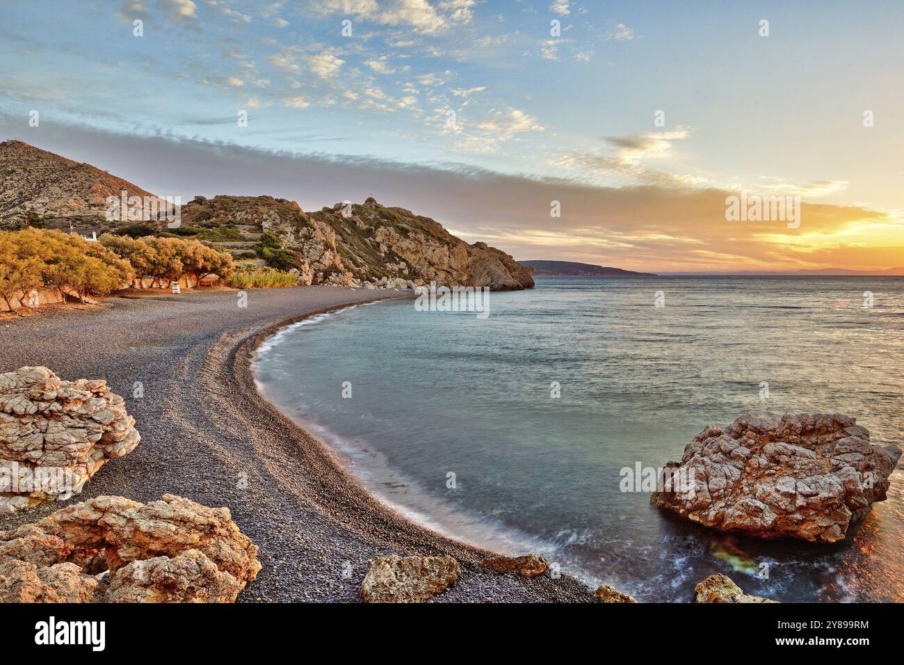 Lever de soleil sur la célèbre plage de Mavra Volia dans l'île de Chios, Grèce, Europe Banque D'Images