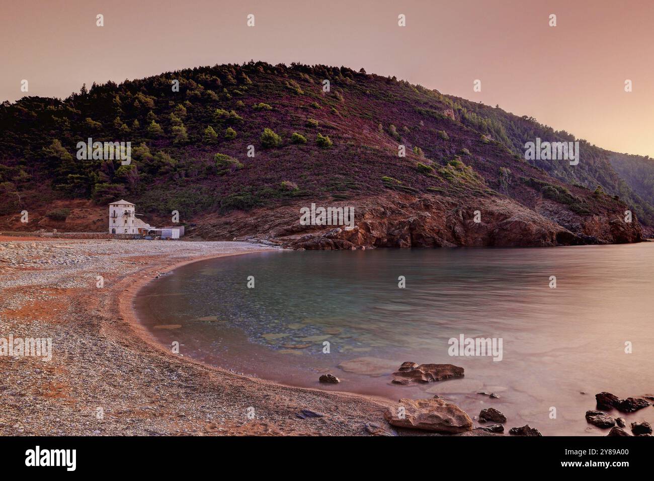 Le coucher de soleil à la plage Tsoukalia de l'île d'Alonissos, Grèce, Europe Banque D'Images