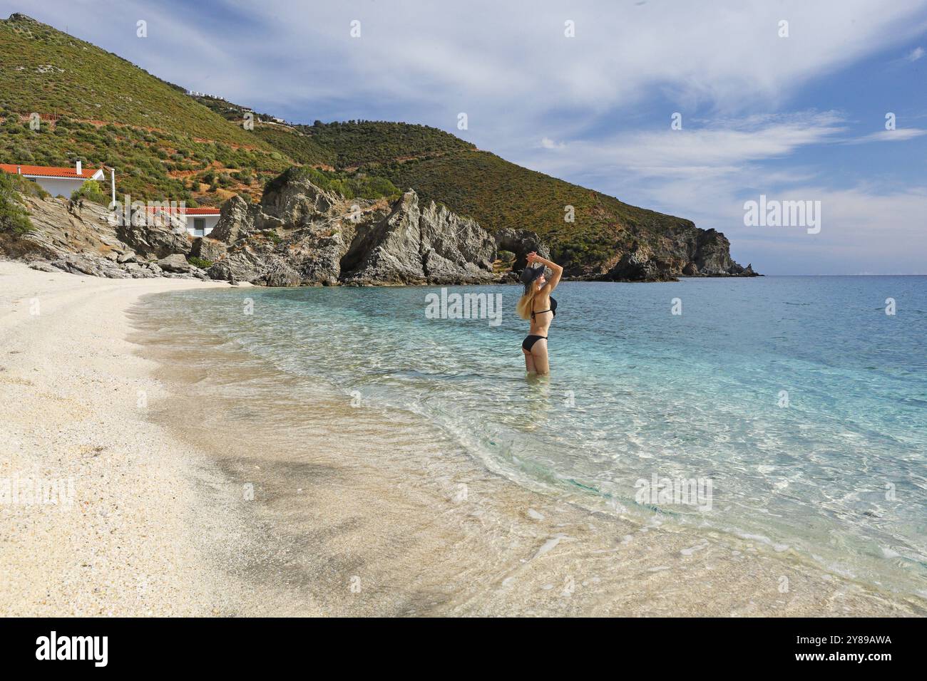 Jeune femme à la plage Kalamos dans l'île d'Evia, Grèce, Europe Banque D'Images