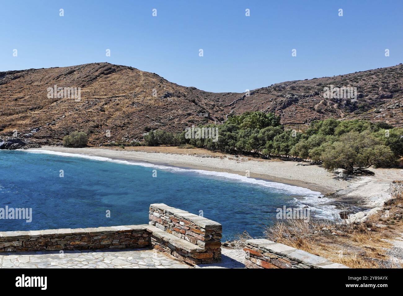 Orkos a une plage de sable fin parfaite et des eaux cristallines à Kea, Grèce, Europe Banque D'Images