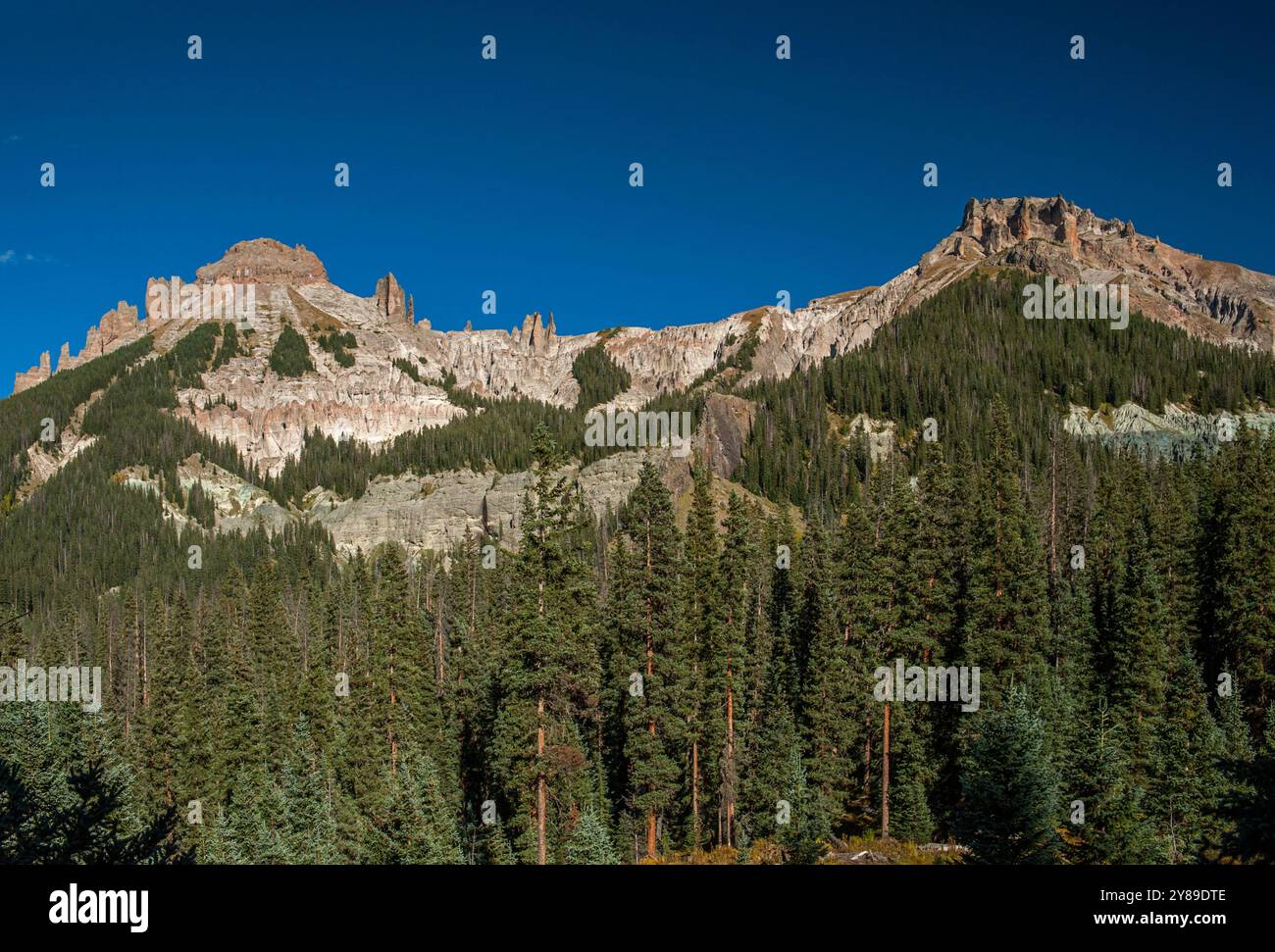 Dunsinane Mountain (l) et Precipice Peak (R) en haut dans le Colorado Cimarron River Country, dans les montagnes de San Juan Banque D'Images