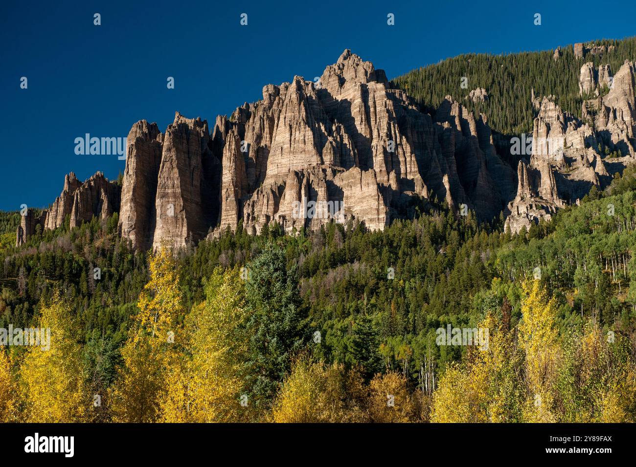 Pinnacles de tuf volcanique près du lac Silverjack avec des trembles en couleur, dans les hautes terres de la rivière Cimarron dans le Colorado Banque D'Images