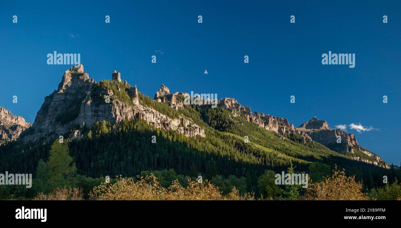 Une crête sans nom au-dessus du lac Silverjack du Colorado qui sépare deux bifurcations de la rivière Cimarron Banque D'Images