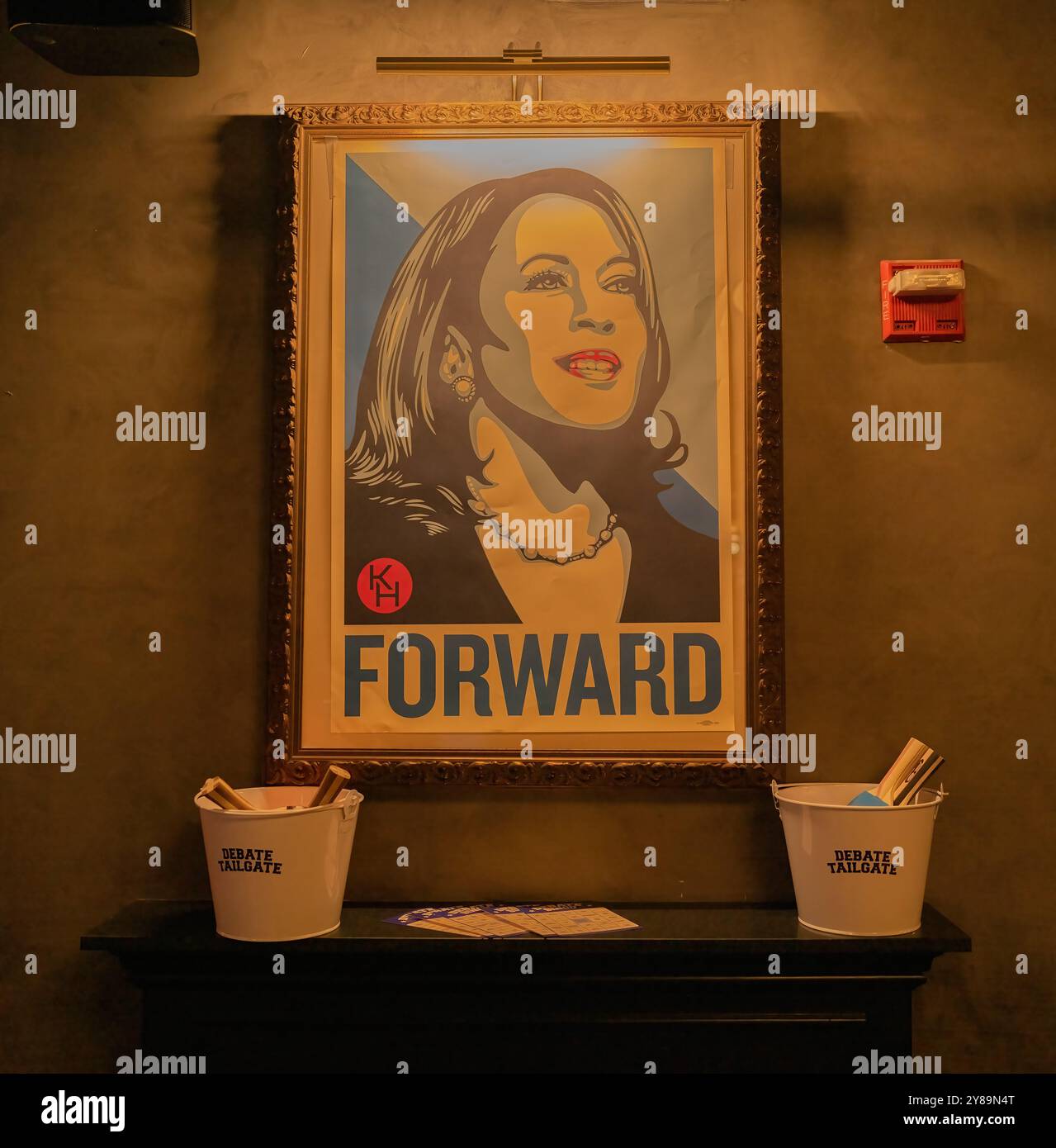 NEW YORK, NEW York – 1er octobre 2024 : une affiche de campagne pour Kamala Harris est vue lors d'une soirée de surveillance pour les créateurs de contenu soutenant le billet Harris-Walz. Banque D'Images