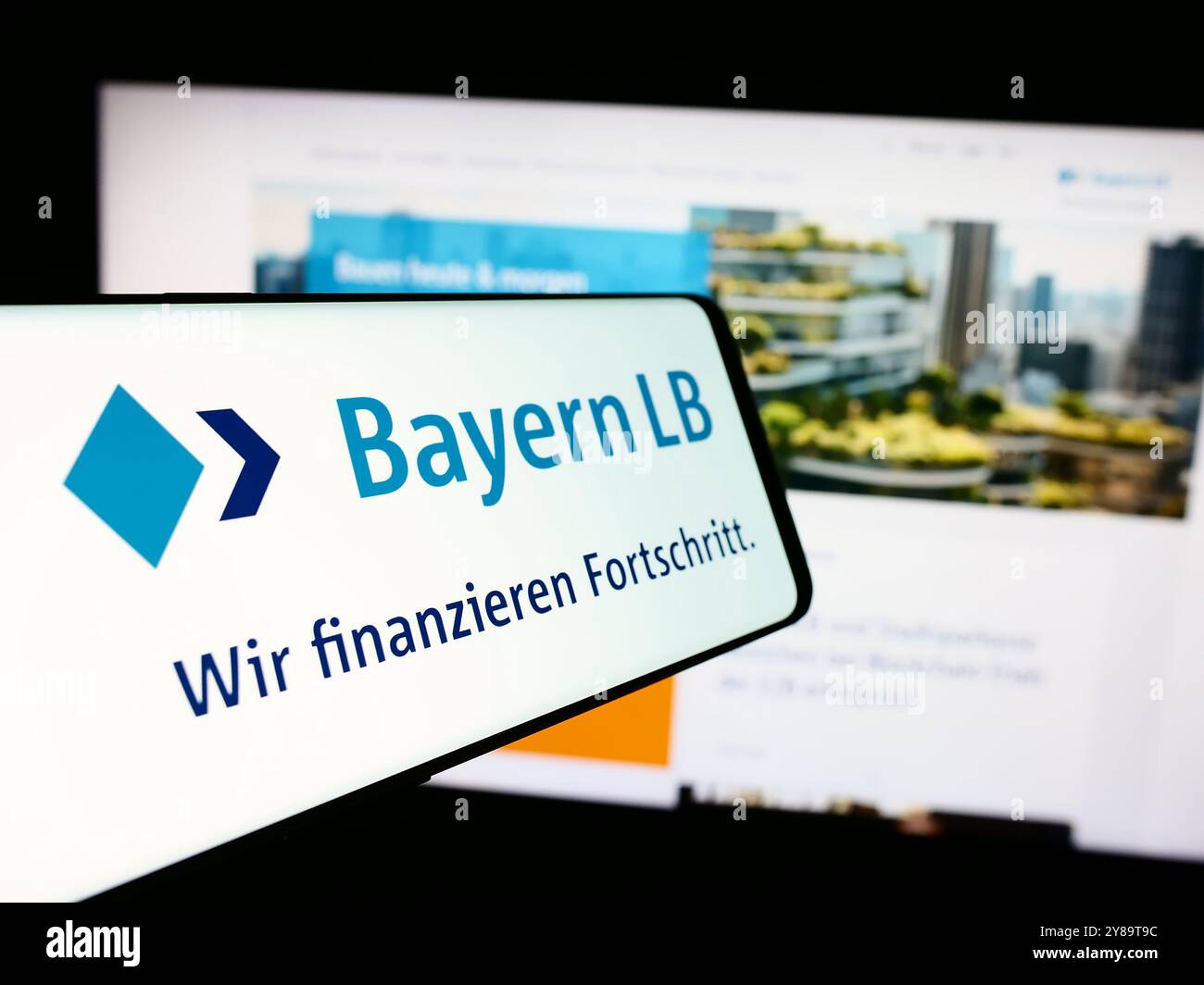 Allemagne. 22 septembre 2024. Dans cette illustration photo, un smartphone avec le logo de la société financière allemande Bayerische Landesbank (BayernLB) est vu devant le site. (Photo timon Schneider/SOPA images/SIPA USA) *** strictement à des fins éditoriales *** crédit : SIPA USA/Alamy Live News Banque D'Images