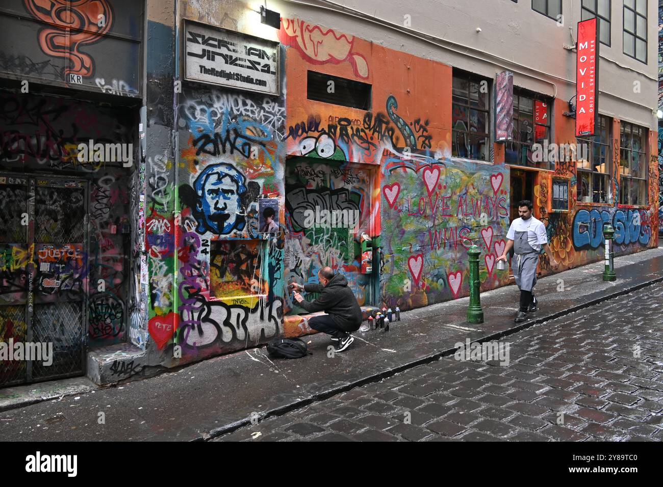 Artiste graffiti peignant un mur dans Hosier Lane à Melbourne, Australie Banque D'Images