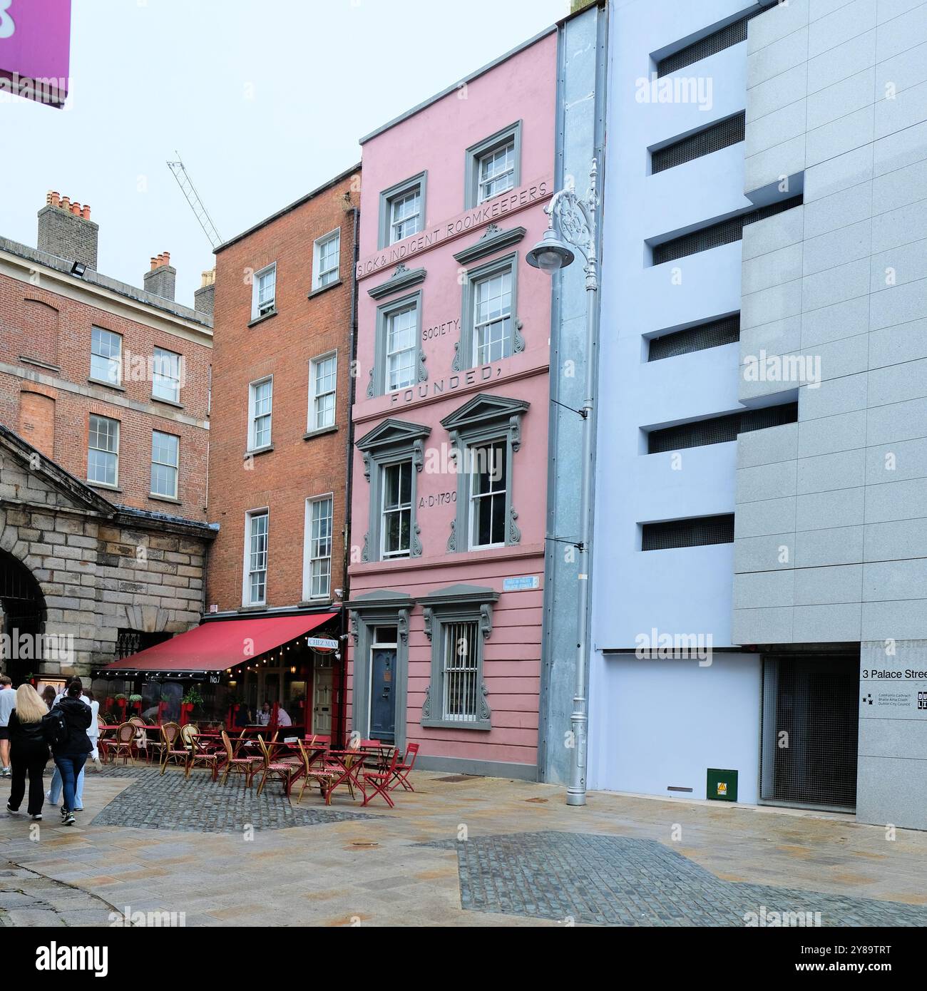 Le bâtiment de la Sick and Indigent Roomkeepers Society sur Palace Street à Dublin, Irlande ; fondée en 1790, la plus ancienne association caritative de Dublin. Banque D'Images