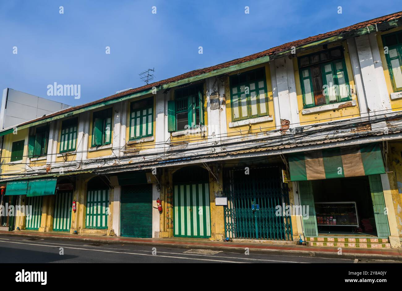 Vieux bâtiment, plus de 100 ans, situé dans la partie ancienne de Bangkok, peut être vu partout de la voie publique, Thaïlande. Banque D'Images