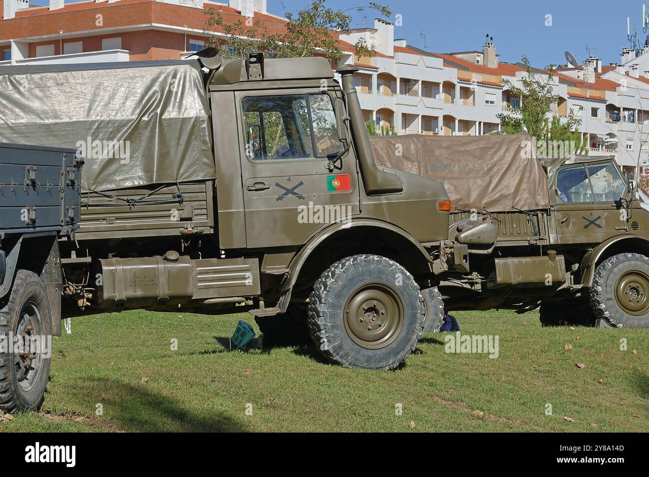 Le camion militaire unimog de l'armée portugaise est garé sur l'herbe devant les bâtiments Banque D'Images