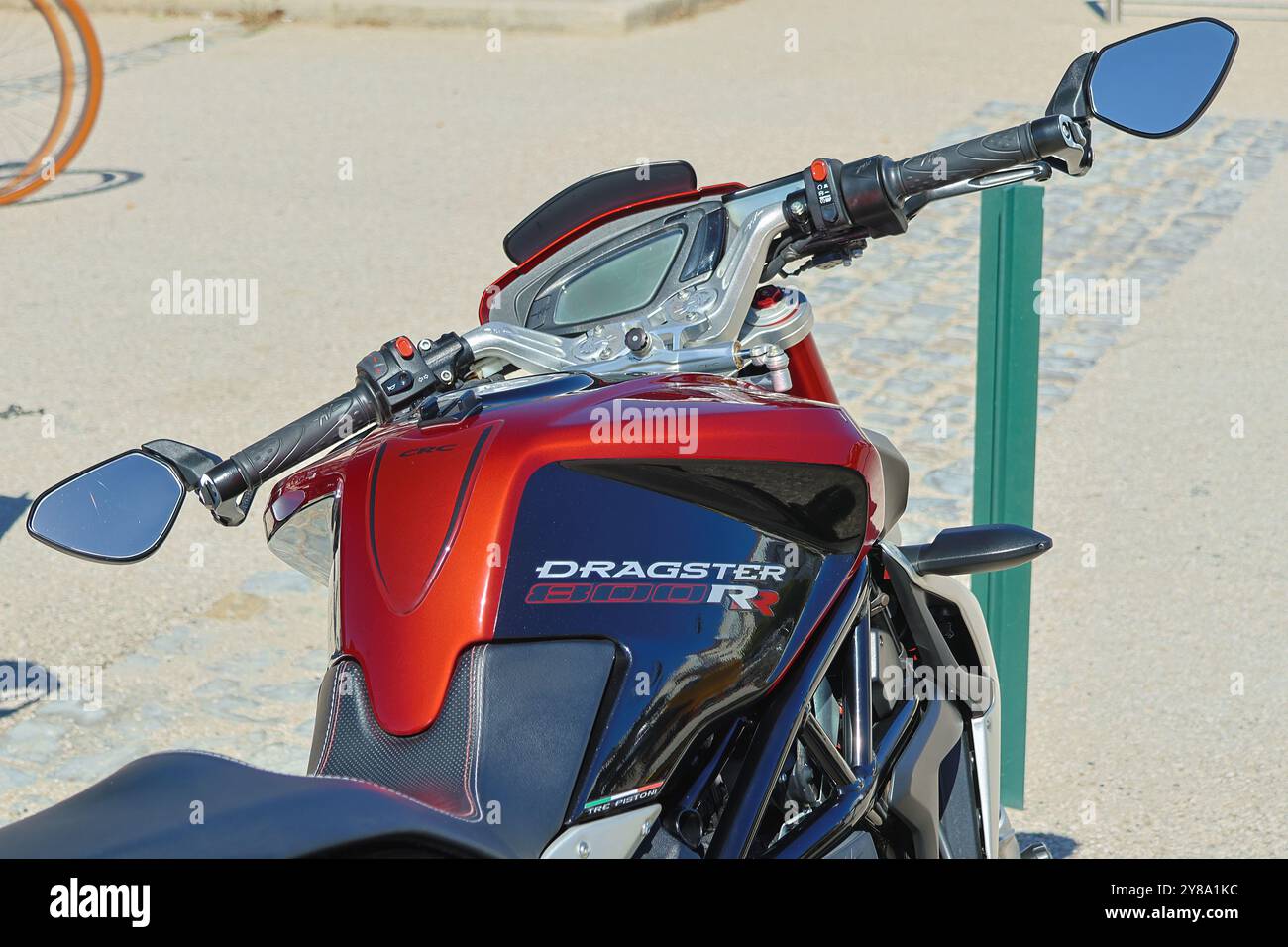 Gros plan du tableau de bord et du guidon d'une moto Dragster 800 rr rouge et noir garée à l'extérieur par une journée ensoleillée Banque D'Images