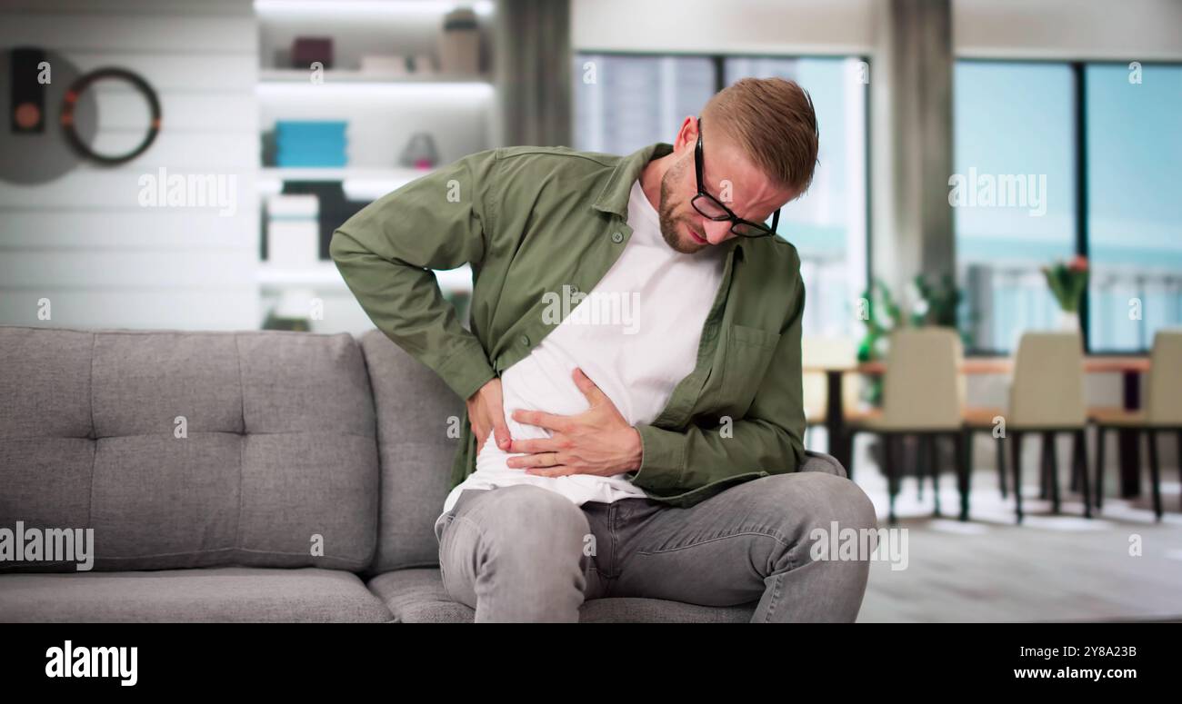 Douleurs abdominales au foie et crampes dues à la consommation d'alcool Banque D'Images