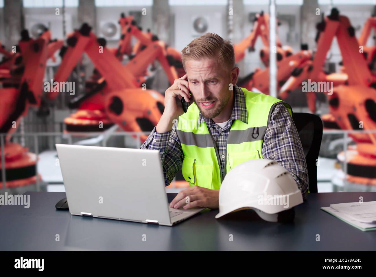 Homme à l'usine de production de voiture dans le stress. Triste technicien Banque D'Images Homme à l'usine de production de voiture dans le stress. Triste technicien Banque D'Images