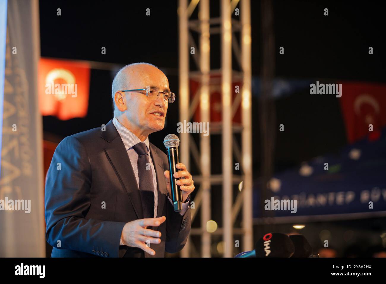 Gaziantep, Turkiye. 18 novembre 2023. Le ministre turc du Trésor et des Finances, Mehmet Simsek, assiste à une cérémonie de distribution de carburant diesel à prix réduit et de semences de blé certifiées aux agriculteurs, dans la ville de Gaziantep, dans le sud de la Turquie. Le ministre turc des Transports et des infrastructures, Abdulkadir Uraloglu, était également présent à la cérémonie, ainsi qu'un certain nombre de fonctionnaires et dignitaires de la ville du sud de la Turquie. La cérémonie comprenait également la distribution de vélos aux agents de police et de sécurité de la ville de Gaziantep Banque D'Images