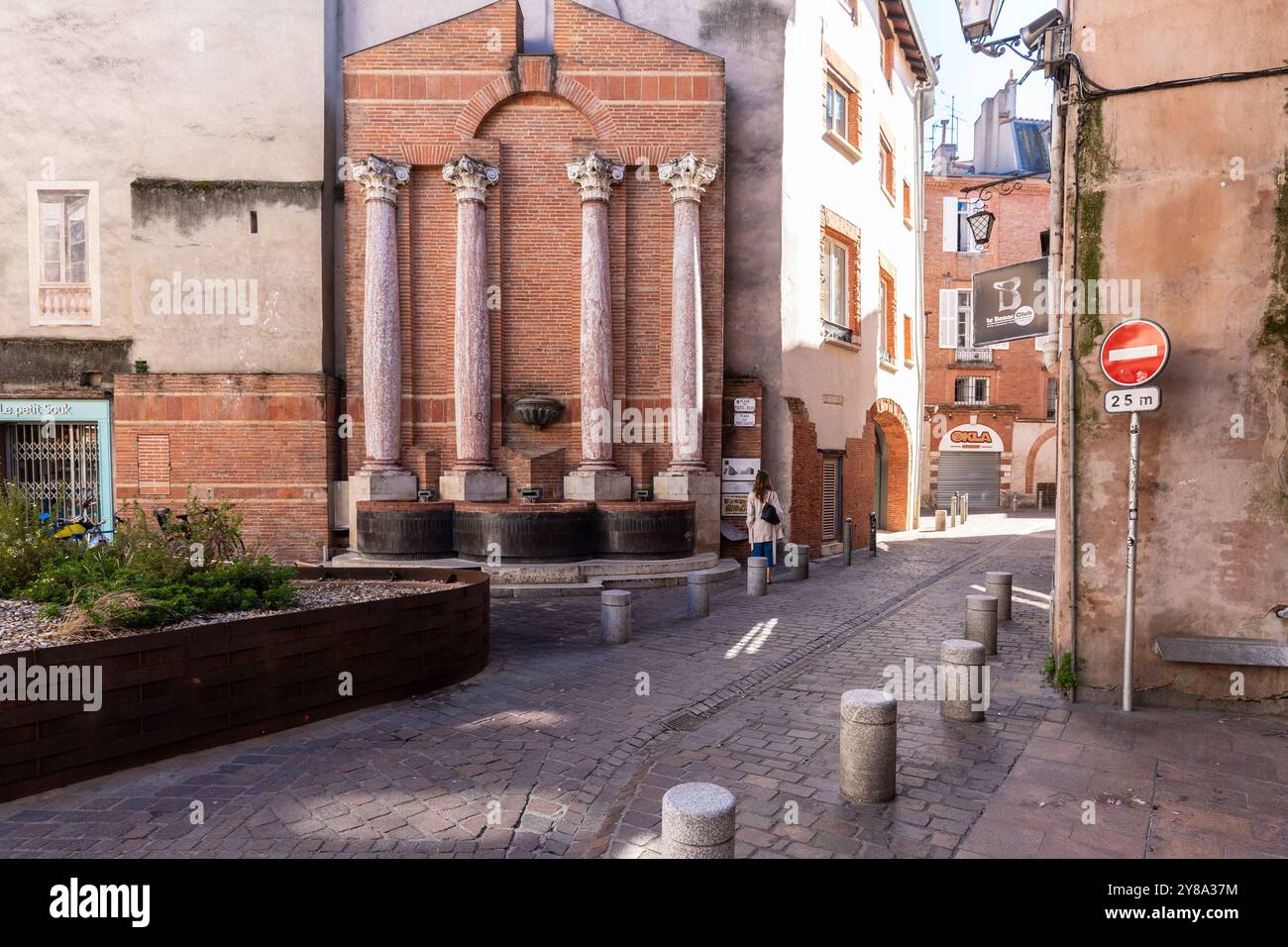 Fontaines publiques dans le centre de Toulouse contre le flanc d'un bâtiment décoré d'ornements historiques datant des premiers jours de l'est Banque D'Images