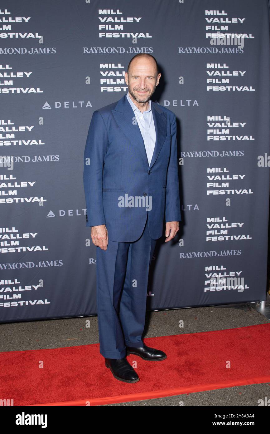 Mill Valley, États-Unis. 03 Oct, 2024. L'acteur Ralph Fiennes arrive à la projection nocturne d'ouverture de 'Conclave' au 47e Mill Valley film Festival au Outdoor Art Club le 03 octobre 2024 à Mill Valley, Californie. Photo : Picture Happy photos/imageSPACE crédit : Imagespace/Alamy Live News Banque D'Images