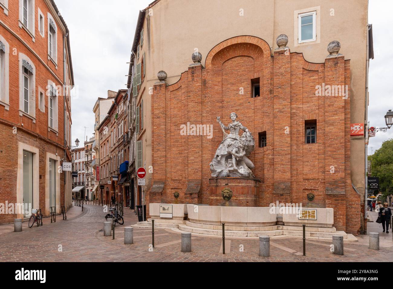 Fontaines publiques dans le centre de Toulouse contre le flanc d'un bâtiment décoré d'ornements historiques datant des premiers jours de l'est Banque D'Images