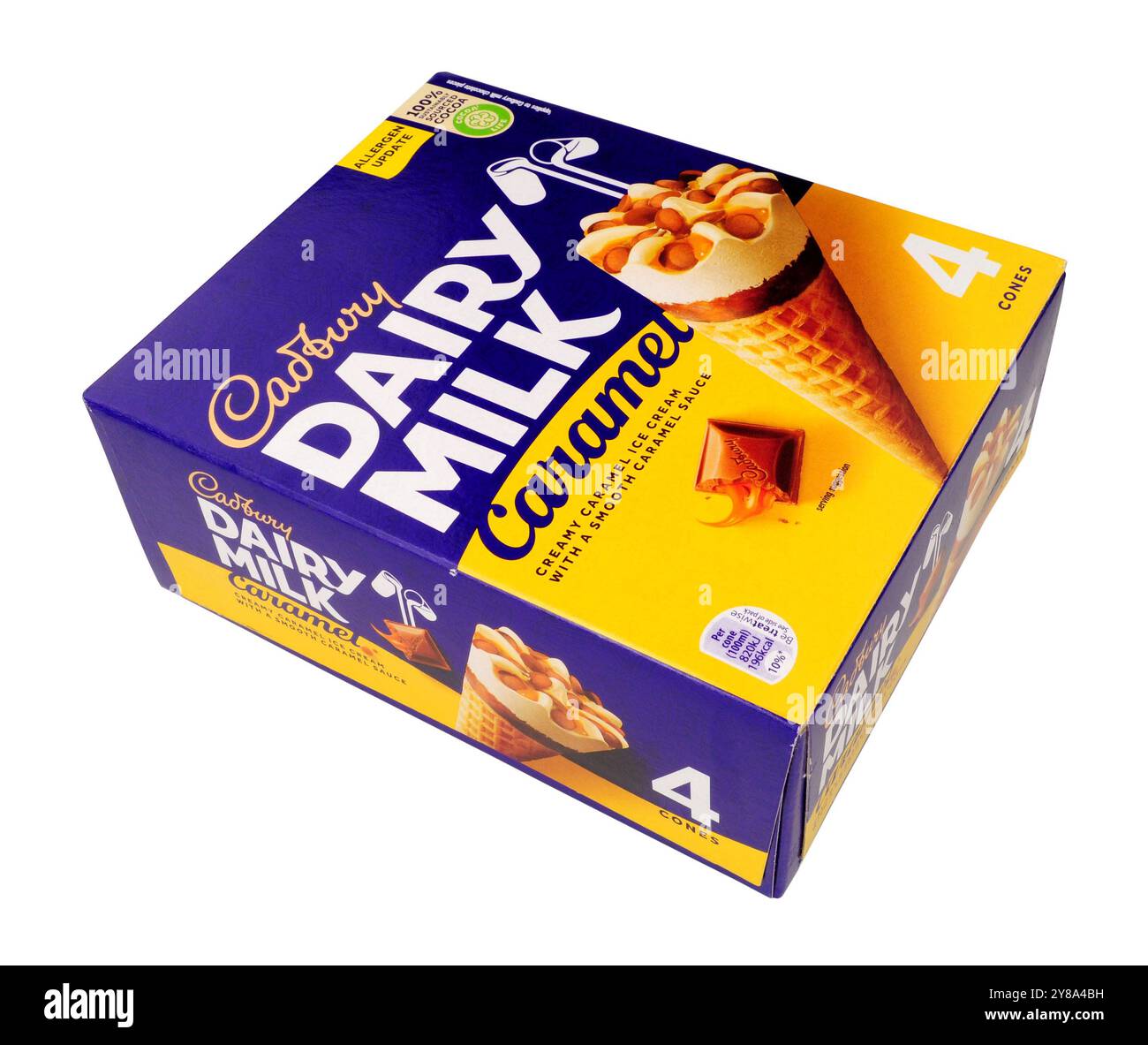Cônes de biscuit de crème glacée au caramel au lait laitier Cadbury avec une garniture de sauce caramel lisse dans un paquet de 400 ml contenant quatre cônes de 100 ml Banque D'Images