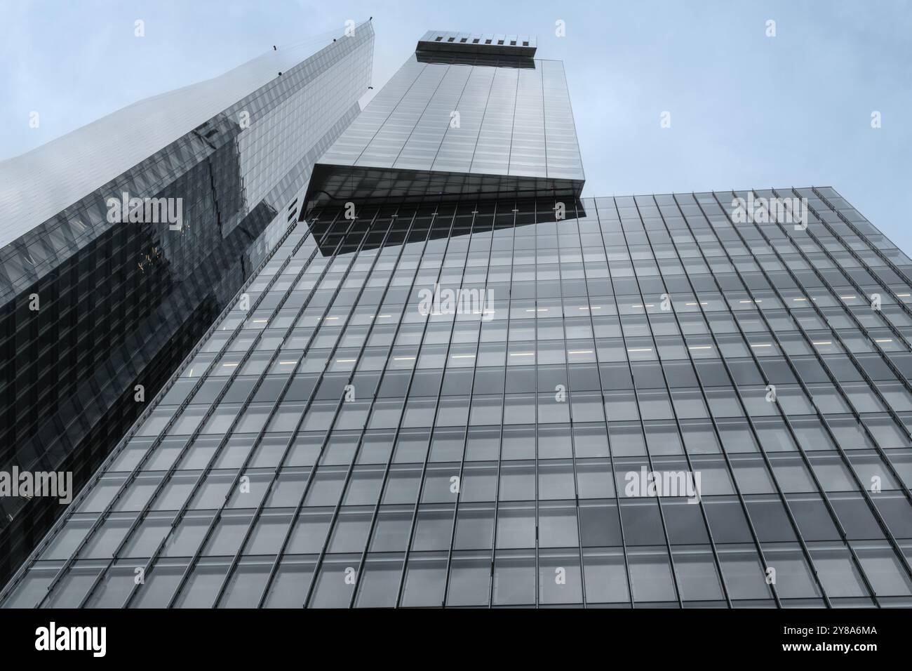 Vue sur les gratte-ciel modernes avec des façades en verre sur Bishopsgate St, City of London, Angleterre. Banque D'Images