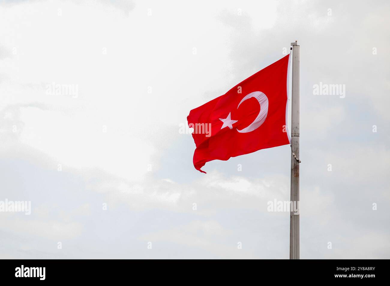 Antakya, Turquie. 06 avril 2023. Les drapeaux nationaux turcs flottent dans la brise de la ville turque d'Antakya. Le drapeau national turc se compose d'une étoile blanche centrale et d'un croissant sur fond rouge. Le drapeau turc est dérivé de la dernière version du drapeau de l'Empire ottoman Banque D'Images