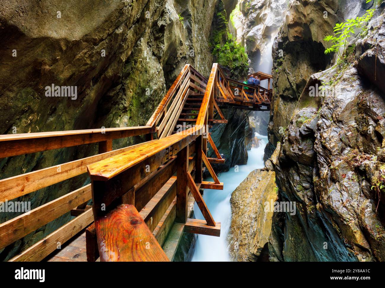 Sentier de randonnée en bois à l'intérieur d'une gorge avec rivière de montagne bue, Sigmund Thun Klamm, Kaprun, Autriche Banque D'Images