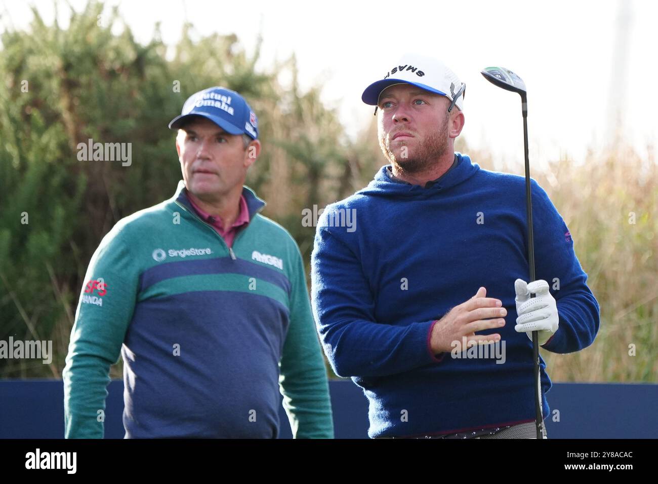 Padraig Harrington (à gauche) et Talor Gooch sur le 1er tee le deuxième jour du Alfred Dunhill Links Championship à Kingsbarns, Fife. Date de la photo : vendredi 4 octobre 2024. Banque D'Images