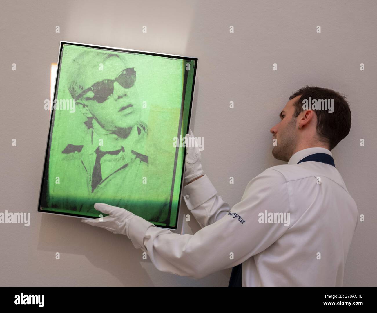 Sotheby's, Londres, Royaume-Uni. 4 octobre 2024. Œuvres rares de Warhol, Hockney, Rego, Picasso et Kandinsky exposées chez Sotheby's, New Bond Street pendant la semaine de la frise à partir du 3-9 octobre avant vente le 9-10 octobre. Les faits saillants incluent : Andy Warhol, Autoportrait, l'un de ses premiers autoportraits, estimation : £3-4 millions, enchères contemporaines du soir. Crédit : Malcolm Park/Alamy Live News Banque D'Images