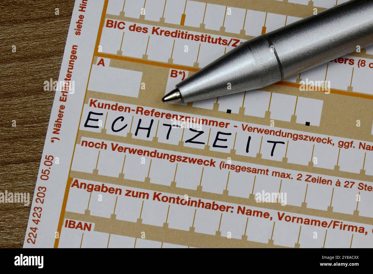 Überweisungsschein mit Echtzeit und Kugelschreiber Überweisungsschein mit Echtzeit und Kugelschreiber, 04.10.2024, Borkwalde, Brandenburg, Auf einem Überweisungsschein mit dem Schriftzug Echtzeit liegt ein Kugelschreiber. *** Facture de transfert avec Echtzeit et stylo à bille facture de transfert avec Echtzeit et stylo à bille, 04 10 2024, Borkwalde, Brandebourg, Un stylo à bille figure sur une facture de transfert avec le lettrage Echtzeit Banque D'Images