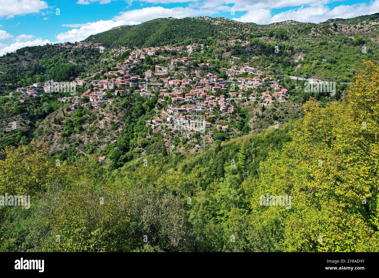 Vue aérienne de Lagkadia, un village de montagne traditionnel en Arcadie, en Grèce, avec des collines verdoyantes et pittoresques maisons aux toits rouges. Banque D'Images
