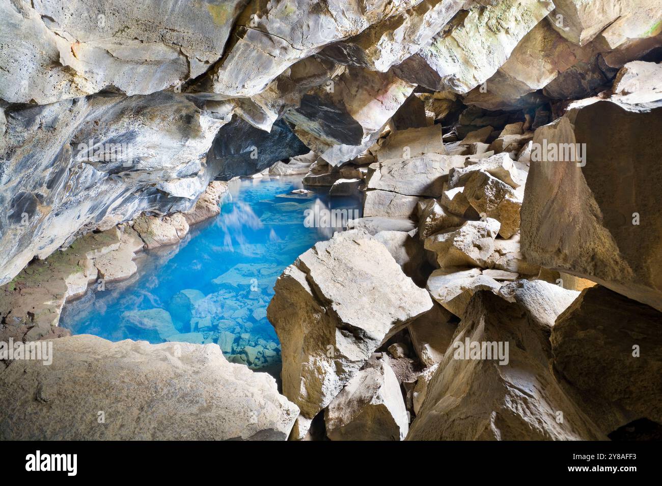 Grjótagjá - petite grotte de lave située près du lac Mývatn dans le nord de l'Islande, célèbre pour sa belle source thermale géothermique dans ses profondeurs Banque D'Images