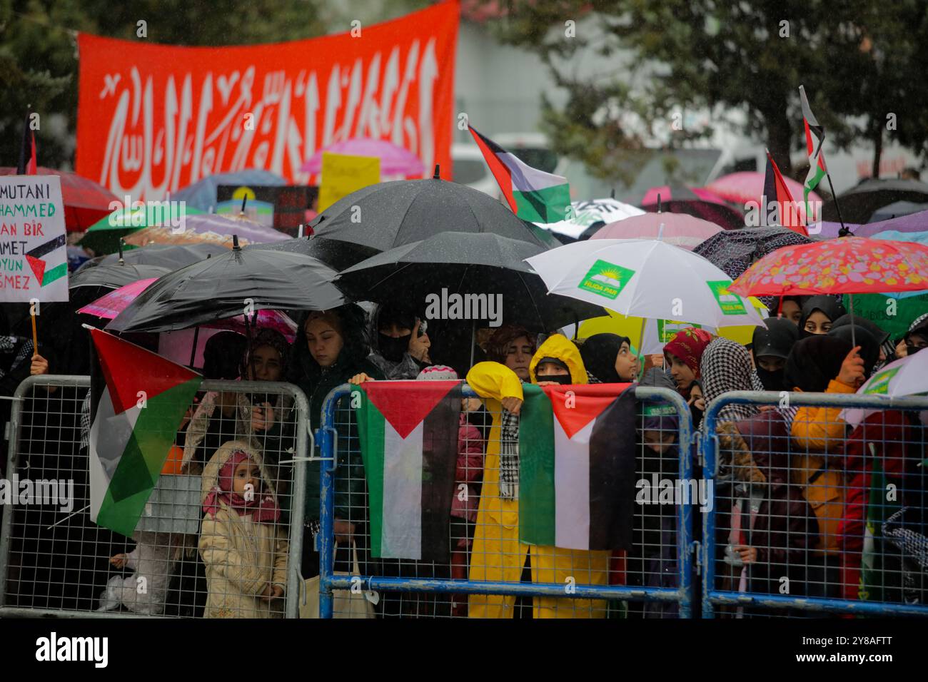 Gaziantep, Turkiye. 19 novembre 2023. Des centaines de personnes qui tissent le drapeau palestinien se rassemblent à Gaziantep pour soutenir les Palestiniens et la récente opération d'inondation d'Al-Aqsa par le Hamas. Un haut responsable du Hamas, Majid Abu Hasan, s’est joint à la manifestation et a remercié les Turcs pour leur soutien à la Palestine et aux Brigades Al-Qassam. Abu Hasan a également expliqué que la bataille des inondations d'Al-Aqsa visait à libérer les prisonniers palestiniens détenus dans les prisons israéliennes, parmi lesquels des personnes âgées, des jeunes, des femmes et des enfants Banque D'Images