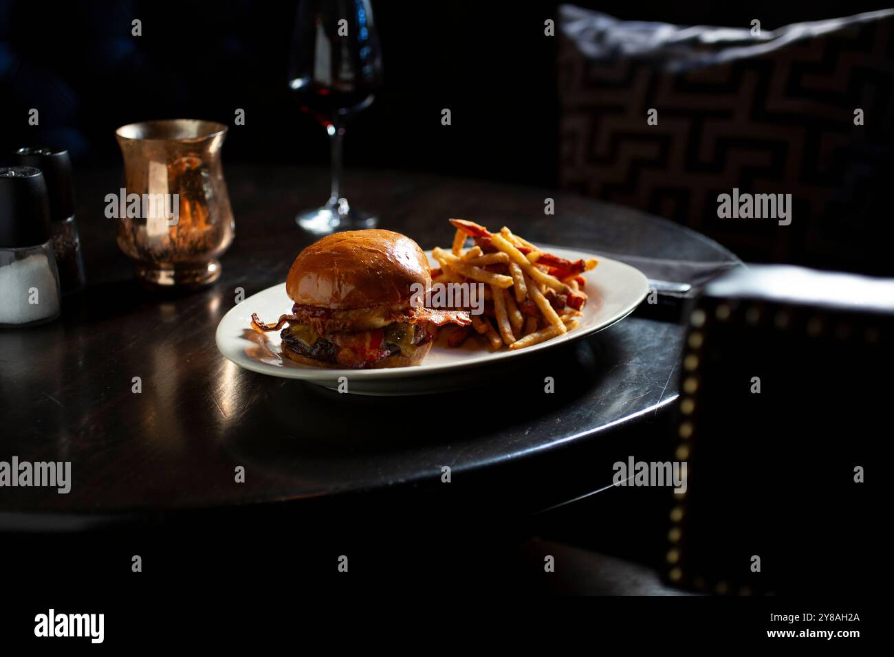 hamburger et frites pour les amateurs de viande dans une ambiance sombre Banque D'Images