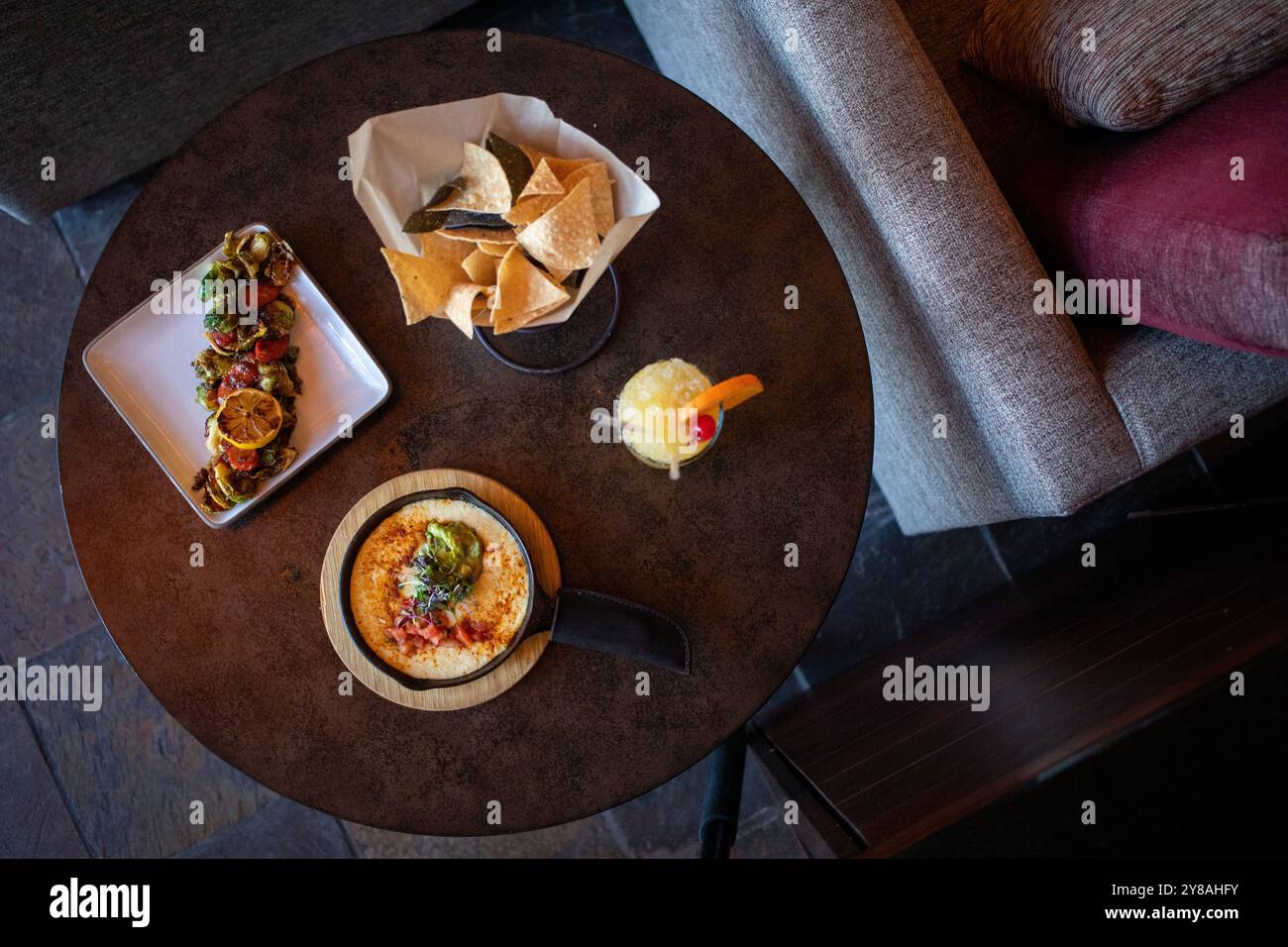 Vue aérienne de chips et queso dans une ambiance sombre Banque D'Images