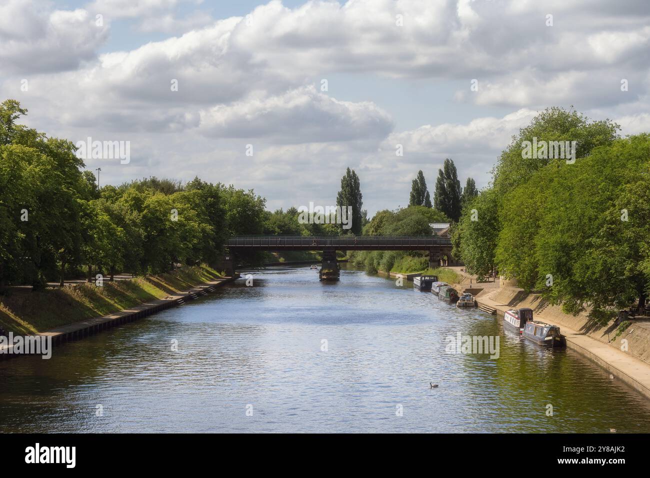 YORK, ANGLETERRE - 23 JUILLET 2024 : marcher le long de l'Ouse à York en été, voir quelques péniches, Yorkshire Banque D'Images