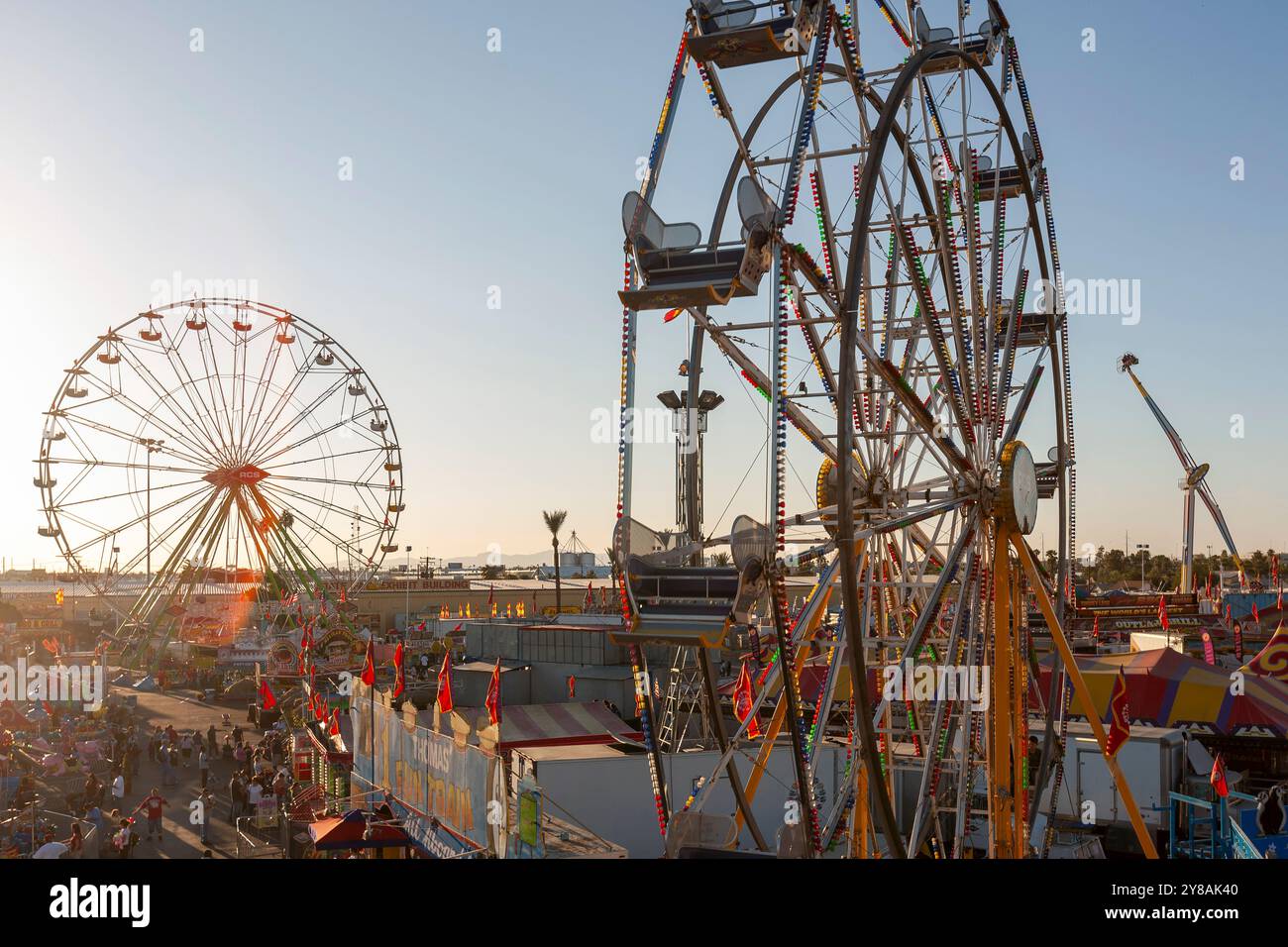 Grande roue perspective élevée au coucher du soleil Banque D'Images