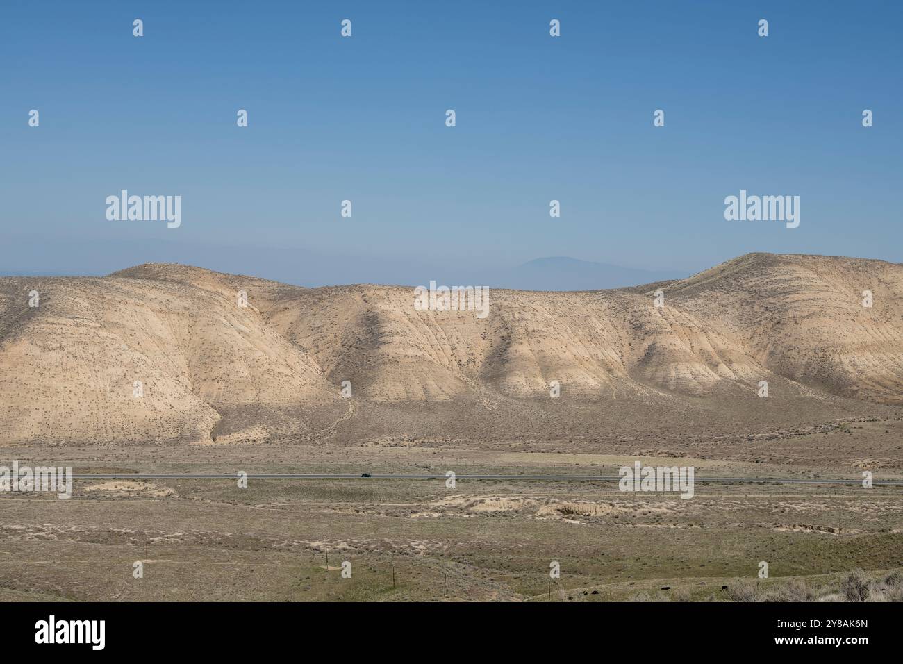 Vue panoramique route noire isolée voiture déserte californienne aride Banque D'Images