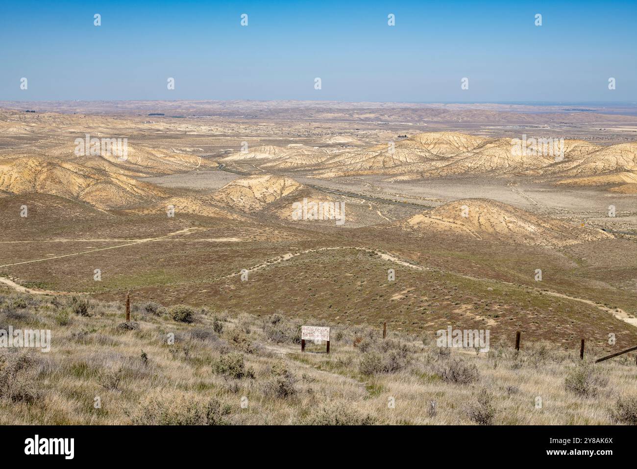 Panneau rustique vue panoramique collines ondulantes désert californien aride Banque D'Images