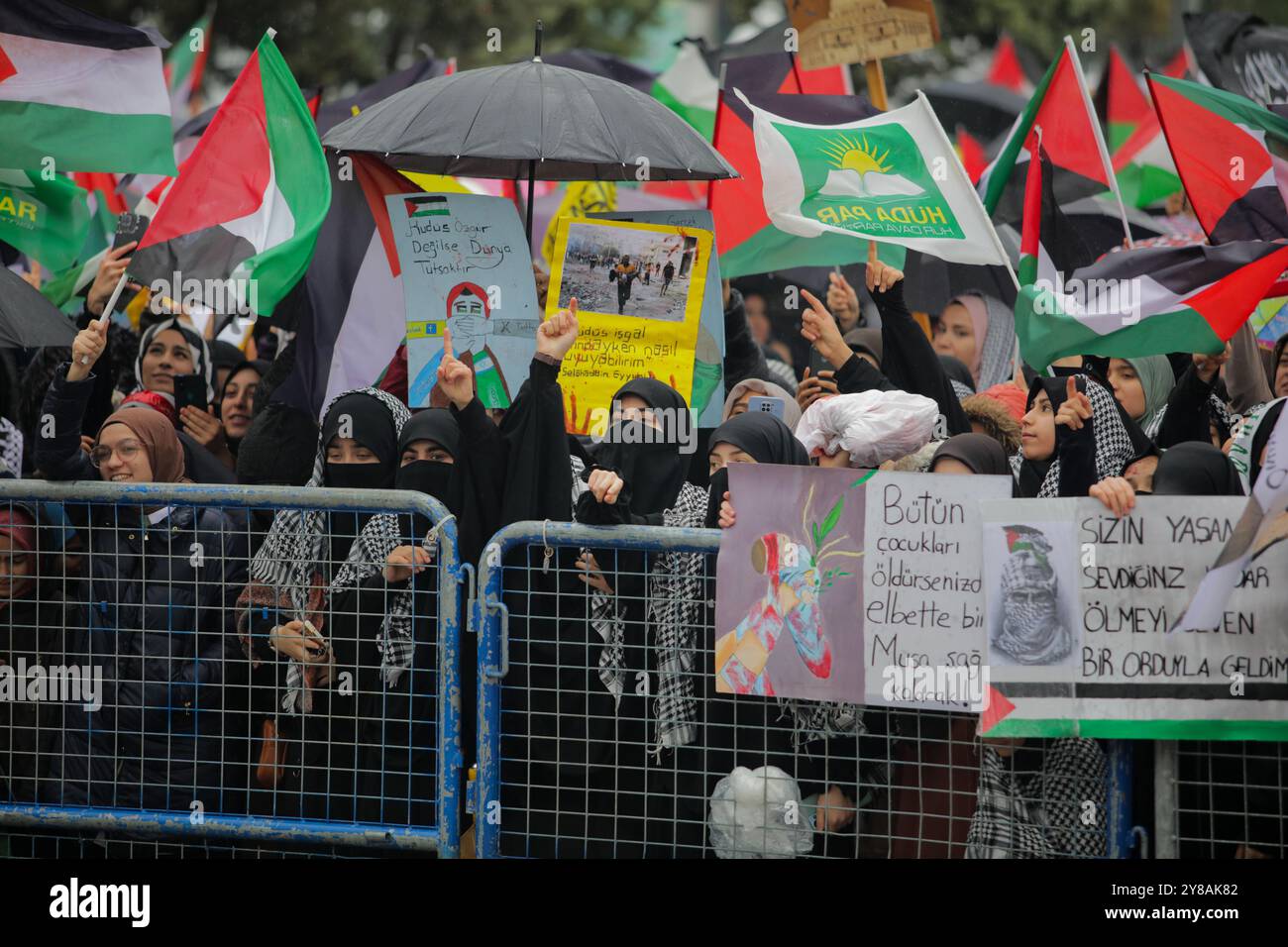 Gaziantep, Turkiye. 19 novembre 2023. Des centaines de personnes qui tissent le drapeau palestinien se rassemblent à Gaziantep pour soutenir les Palestiniens et la récente opération d'inondation d'Al-Aqsa par le Hamas. Un haut responsable du Hamas, Majid Abu Hasan, s’est joint à la manifestation et a remercié les Turcs pour leur soutien à la Palestine et aux Brigades Al-Qassam. Abu Hasan a également expliqué que la bataille des inondations d'Al-Aqsa visait à libérer les prisonniers palestiniens détenus dans les prisons israéliennes, parmi lesquels des personnes âgées, des jeunes, des femmes et des enfants Banque D'Images