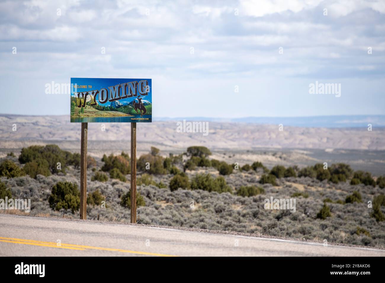 Bienvenue au panneau Wyoming le long de la route rurale surplombant la vallée Banque D'Images