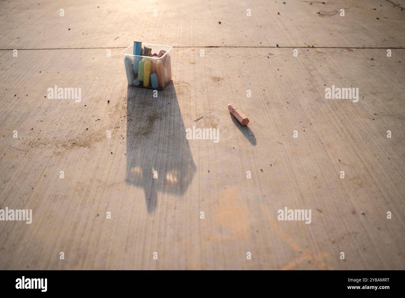 Craie de trottoir brillante dans une lumière dorée douce Banque D'Images