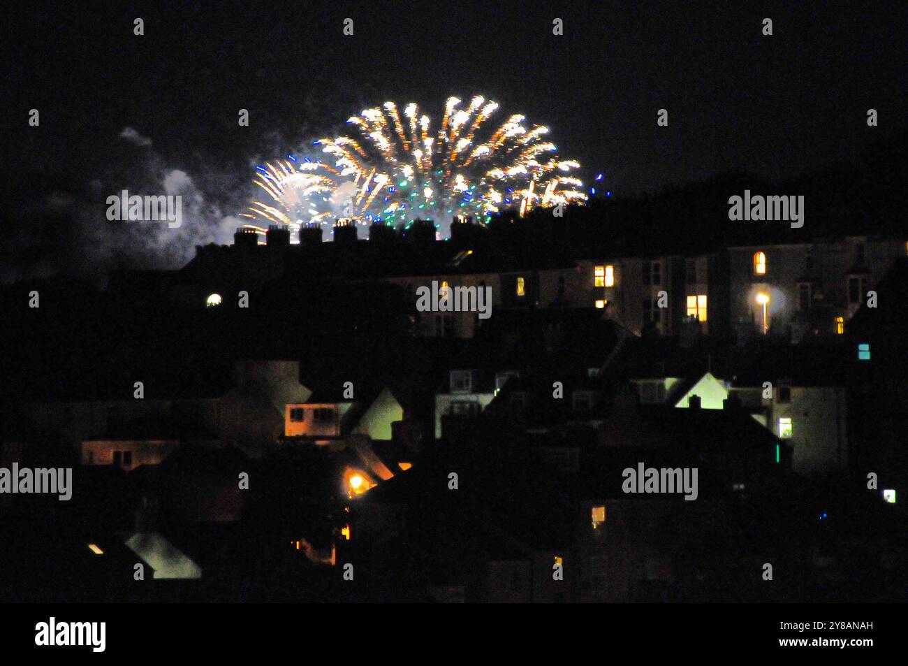 Île de Portland. 3 octobre 2024. Le ciel au-dessus de Portland a été illuminé par plusieurs feux d'artifice impressionnants, alors qu'un superyacht a été amarré dans le port de Portland pour le tournage du prochain thrilller psychologique. 'La femme dans la cabine Ten' avec Keira Knightly. Crédit : stuart fretwell/Alamy Live News Banque D'Images