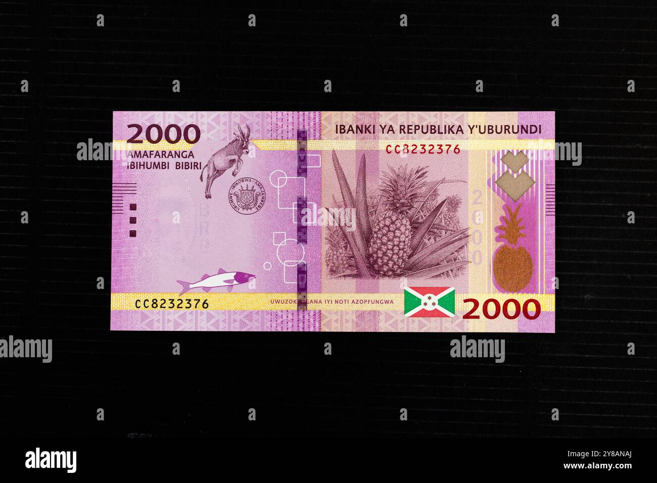 Burundi 2000 billets de banque en franc présentant Antelope, ananas, armoiries et drapeau Banque D'Images