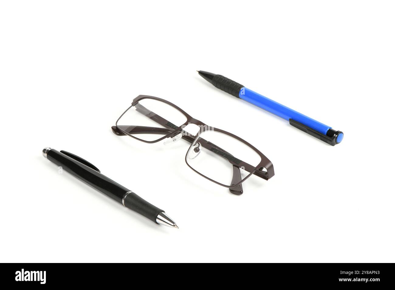 Stylo à bille bleu affaires et noir avec lunettes de lecture isolé sur fond blanc. Concept de bureau et de secrétariat. Photo haute résolution. Complet d Banque D'Images