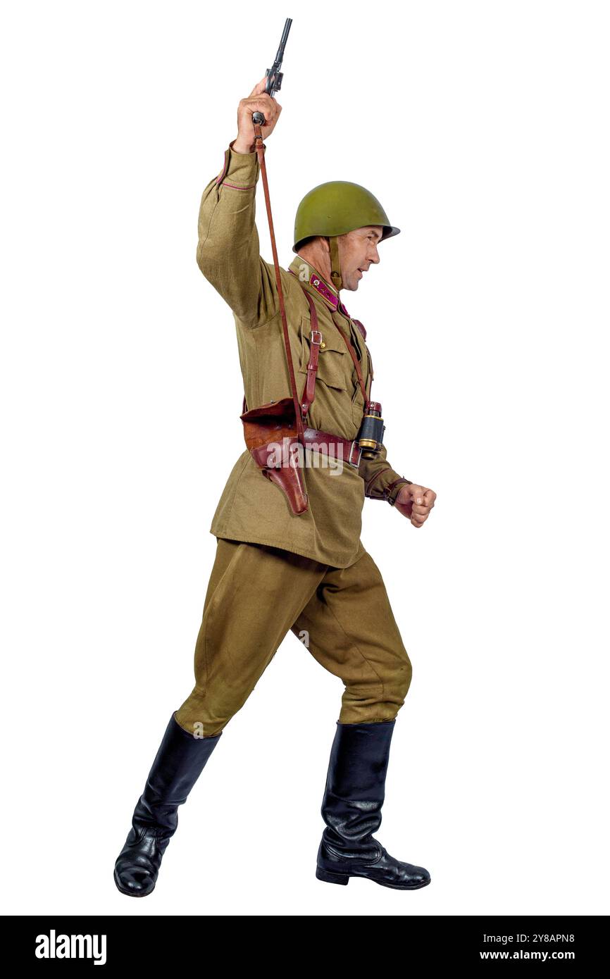 Le commandant de l'Armée rouge avec le grade de lieutenant de l'infanterie lève des troupes à l'attaque. Isolé sur blanc Banque D'Images