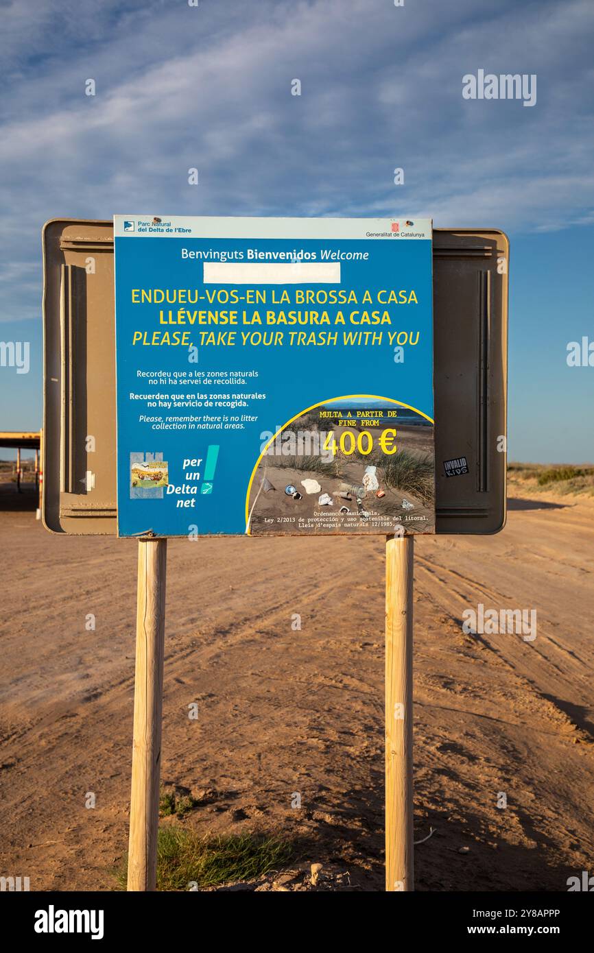 Signez dans le Delta de l'Ebre 400 euro amende pour les déchets sur la plage Delta de l'Ebre, Espagne, Katalonia, Delta de l'Ebre Banque D'Images