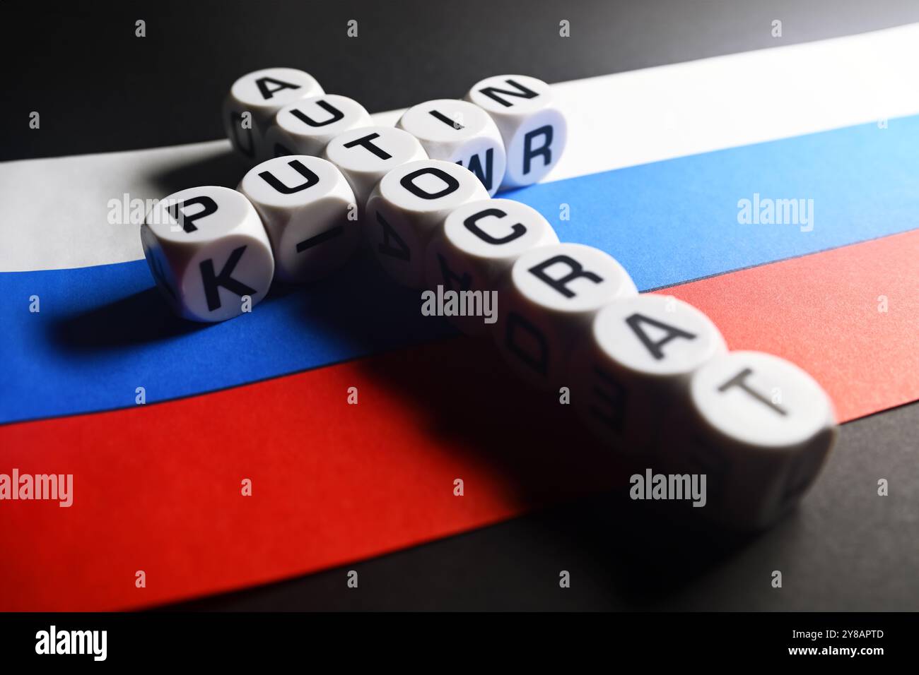 Les cubes de lettres forment les mots Poutine et Autocrat en forme de croix sur le drapeau russe, Buchstabenwürfel formen die Wörter Poutine und Autocrat (engl.) A Kreuzf Banque D'Images