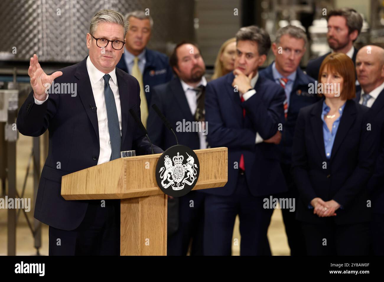 Le premier ministre Sir Keir Starmer prononce un discours lors d'une visite d'une usine de fabrication à Chester. Le Gouvernement s'est engagé à verser près de 22 milliards de livres sterling pour élaborer des projets de captage et de stockage des émissions de carbone provenant de l'énergie, de l'industrie et de la production d'hydrogène. On espère que le financement promis au cours des 25 prochaines années pour deux «clusters de captage du carbone» dans le Merseyside et le Teesside créera et soutiendra des milliers d'emplois, attirera des investissements privés et aidera le Royaume-Uni à atteindre ses objectifs climatiques. Date de la photo : vendredi 4 octobre 2024. Banque D'Images