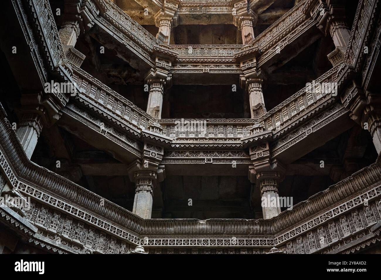 Au milieu de l'escalier historique Adalaj près d'Ahmedabad. Belles décorations du patrimoine national. Banque D'Images