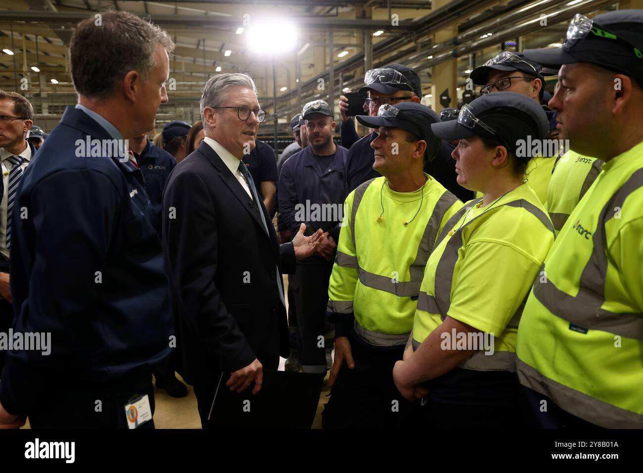Le premier ministre Sir Keir Starmer s’adresse aux employés lors d’une visite d’une usine de fabrication à Chester. Le Gouvernement s'est engagé à verser près de 22 milliards de livres sterling pour élaborer des projets de captage et de stockage des émissions de carbone provenant de l'énergie, de l'industrie et de la production d'hydrogène. On espère que le financement promis au cours des 25 prochaines années pour deux «clusters de captage du carbone» dans le Merseyside et le Teesside créera et soutiendra des milliers d'emplois, attirera des investissements privés et aidera le Royaume-Uni à atteindre ses objectifs climatiques. Date de la photo : vendredi 4 octobre 2024. Banque D'Images